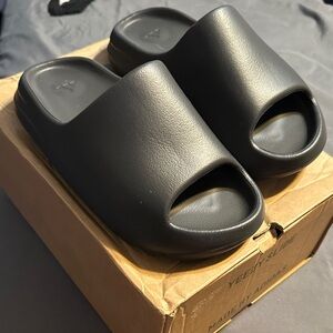 Adidas Yeezy Slide in Dark Gray